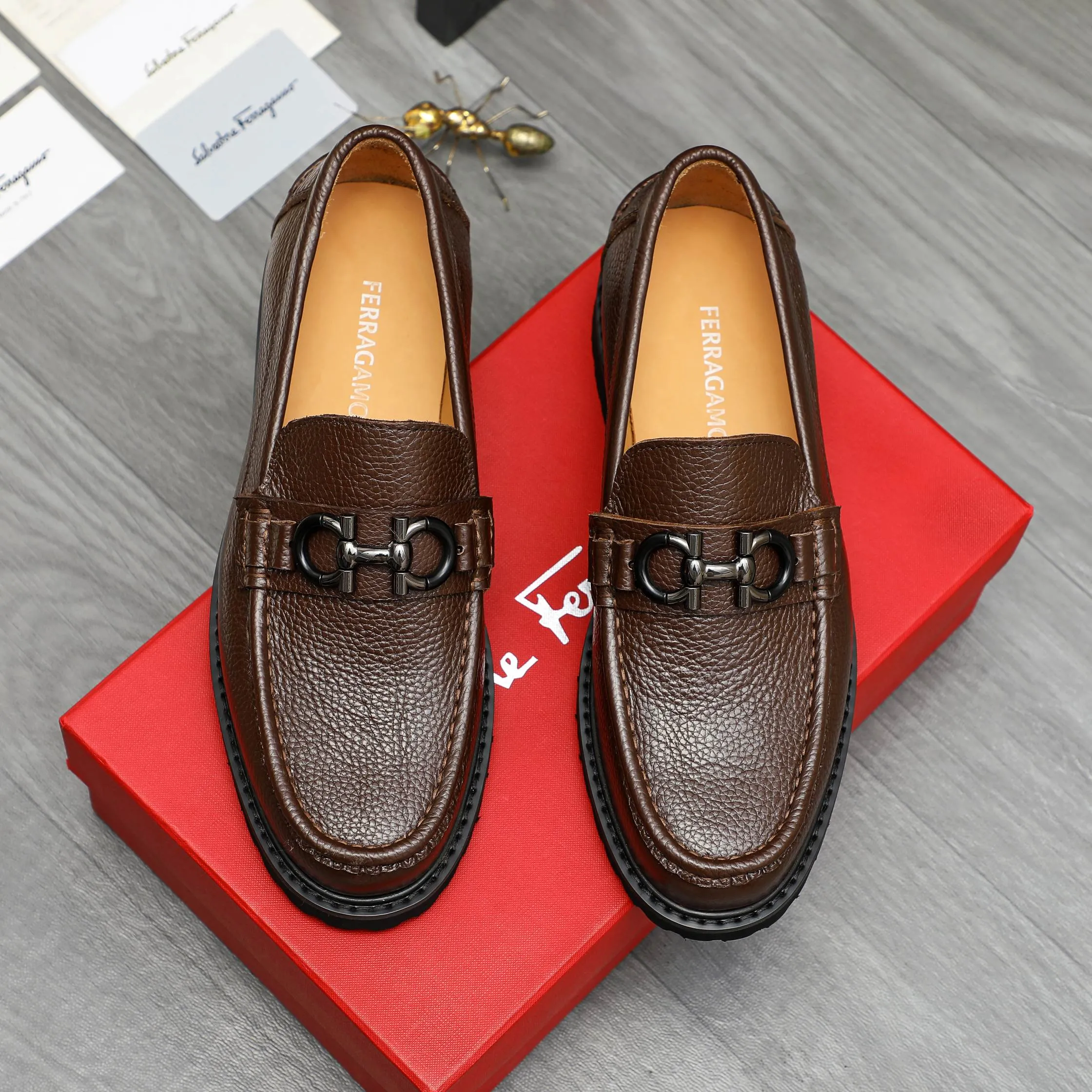 Men's shoes 💰442 Product trademark: Ferragamo "Ferragamo" business formal leather shoes Regular size: 38-46 (45.46 is custom-made and non-returnable) Product materials: Selected pebbled cowhide upper, cowhide lining, non-slip rubber outsole
